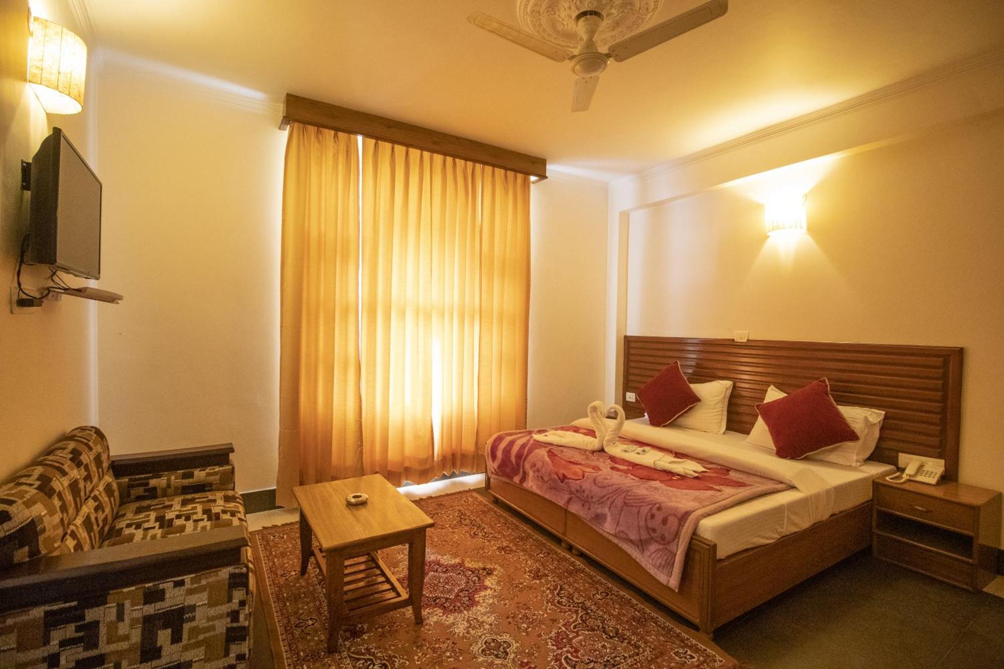 Wow Stayz2 Hotel The Lodge Dharamshala Exterior photo